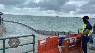 在涨潮时，旧关仔角低层步行道会被海水淹没，为了民众安全，槟岛市政厅关闭相关步道，待海水退去才重新开放。