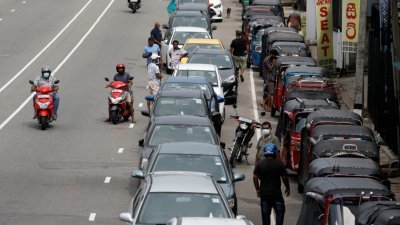在斯里兰卡首都科伦坡，司机周一在加油站排队购买汽油。（图取自路透社）