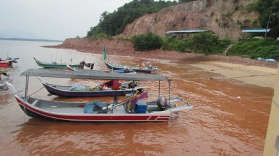 浅海渔民作业区被泥浆污染，该处海水已变成红色。