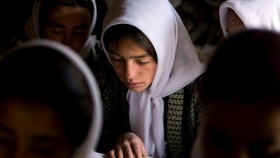 阿富汗女孩在课堂上专心听课。（路透社档案照）