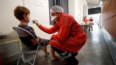 一名儿童在法国马赛的新冠病毒检测点，进行鼻拭子检测。（路透社档案照）