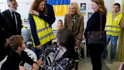美国第一夫人吉尔（中）本月8日造访斯洛伐克科希策的一个难民中心，并与志愿者和乌克兰难民交谈。（图取自法新社）
