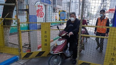 上海从5月16日（周一）起将分3阶段恢复正常生产生活秩序，有市民当天从金山区朱泾镇罗中路一小区出行。（图取自中新社）