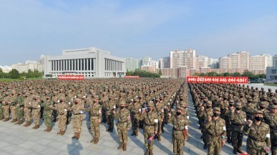 朝鲜官媒周二发布周一拍摄的照片显示，朝鲜人民军和国防部在平壤举行抗疫集会。朝鲜最高领袖金正恩在周日下令，出动人民军确保供应稳定。（图取自朝中社/法新社）