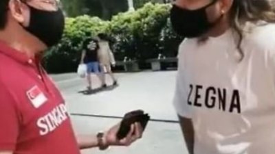 陈文礼（左）涉嫌当街辱骂跨族情侣的经过被人拍下视频，并在网上广泛流传。