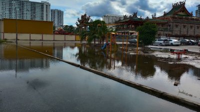 五条路彩虹公寓停车场，因海水倒灌出现积水情况。
