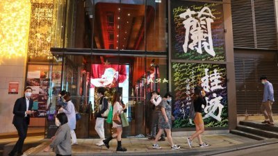香港特首林郑月娥周二宣布，因应香港疫情平稳，原定于5月19日放宽第2阶段社交距离措施如期进行，包括酒吧酒馆重新开业至凌晨2时，每台上限人数4人。（图取自中通社）