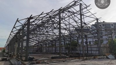 海墘7号货仓（Gudang 7）及8号货仓（Gudang 8）的业主，在未经过市政厅批准下就擅自进行拆除屋顶提升工程。