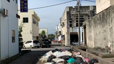 垃圾车逾7天没前来收垃圾，以致珠宝镇各巷路的垃圾堆积如山。