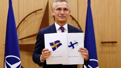 北约秘书斯托尔滕贝格周三在比利时布鲁塞尔总部，展示瑞典和芬兰递交的加入北约的申请文件。盟国之间正在协商打消土耳其反对两个北欧国家加入北约。（图取自法新社）