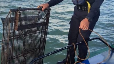 浮罗交怡港口水警充公总价值逾5000令吉的5套蛤蜊笼。