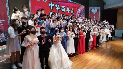 47对新人参与新山中华公会举办的520集体注册结婚典礼。