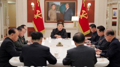 朝鲜最高领袖金正恩周二出席朝鲜劳动党中央政治局常任委员会会议。（图取自朝中社/法新社）
