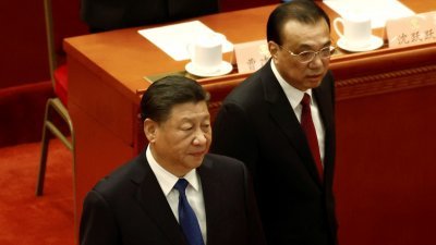 中国国家主席习近平（前）和中国国务院总理李克强今年3月10日，抵达北京人民大会堂出席政协闭幕会议。（图取自路透社档案照）