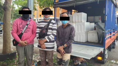 3名印尼籍男子因涉嫌在交通灯前非法兜售水果，遭警方逮捕。（警方提供）