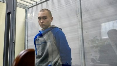 在乌克兰基辅举行的法庭听证会上，21岁的俄罗斯士兵希希马林在被告栏里。（图取自路透社）