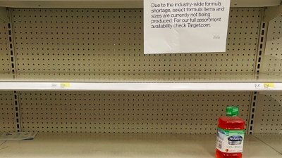 在美国马里兰州一家连锁超市，原本放著婴儿配方奶粉的货架上空空如也。（图取自法新社）