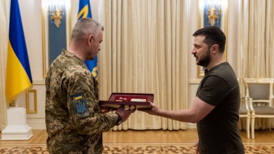 乌克兰总统泽连斯基（右）当地时间周三，向一位被授予“乌克兰英雄”称号的乌克兰军人颁发金星勋章。（图取自乌克兰总统新闻社/法新社）