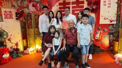 四代同堂见证新人欧阳贵福及杨凤珠（左4及左3）注册结婚。