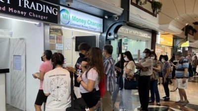 新加坡钱币兑换店周五给出1新元兑换3.17令吉，有不少公众排队换钱。