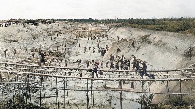 1906年太平海山帮会的矿场，此前经历11年的帮会火并，太平已经恢复锡矿的生产。