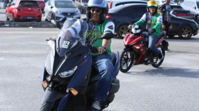莫哈末沙努西周六骑摩哆出席青年集会活动。