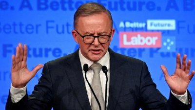 在现任澳洲总理莫里森承认败选后，工党党魁阿尔巴尼斯在悉尼的党总部向支持者演说。（图取自路透社）