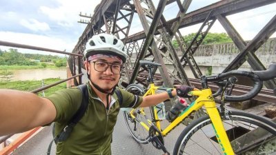 胡华彬生前骑脚车到江沙维多利亚火车桥时所摄。