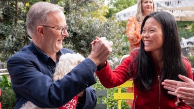澳洲工党党魁阿尔巴尼斯（左）周日在悉尼会见了工党里德选区候选人，华裔学者陈莎莉，并祝贺她在选举中胜出。（图取自法新社）
