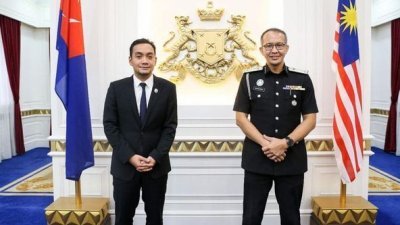 翁哈菲兹（左）和峇哈鲁丁会面商讨改善申办护照服务。
