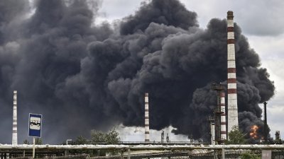 俄罗斯在拿下乌克兰南部港口城市马里乌波尔后，目前加紧在乌东顿巴斯地区的攻势。图为位于吕西昌斯克的一家炼油厂当地时间周日遭袭后，现场冒出滚滚浓烟。（图取自法新社）