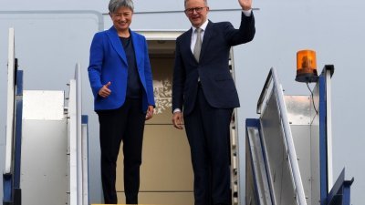 澳洲新总理阿尔巴尼斯（右）周一宣誓就职后，随即与新任的外长黄英贤（左）搭机前往日本准备出席“四方安全对话”领导人峰会。（图取自澳联社/路透社）