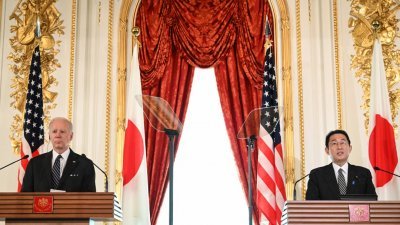 美国总统拜登（左）与日本首相岸田文雄周一，在东京赤坂宫举行联合记者会。（图取自法新社）