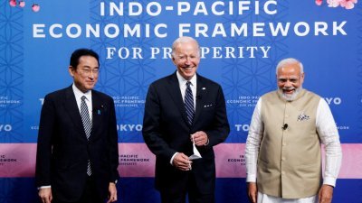 美国总统拜登（中）、日本首相岸田文雄（左）和印度总理莫迪周一在东京出席启动印太经济框架仪式。（图取自路透社）
