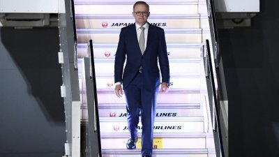 澳洲新总理阿尔巴尼斯周一晚抵达日本东京羽田机场，准备出席周二与美国、印度和日本领袖的四方安全对话（QUAD）峰会。（图取自法新社）