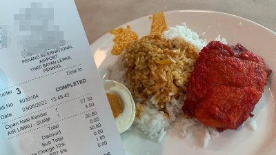 事主早前在槟城国际机场用餐时点了一碟收费27令吉30仙的咖哩饭，引起热议。