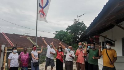 一批后廊沙坡的居民为感激行动党于2008年执政霹雳州时，发出地契予居民，决意在来届大选支持在后廊选区上阵的候选人。左6为何碧凡。