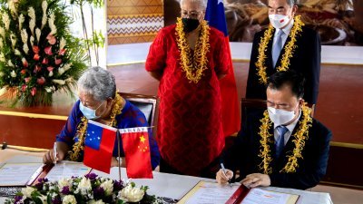 萨摩亚总理菲娅梅（后左）和中国外长王毅，周六在阿皮亚见证两国代表签署协议。（图取自萨摩亚观察人报/法新社）