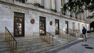 民众走过美国财政部位于华盛顿的总部。（路透社档案照）