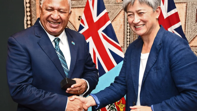 斐济总理姆拜尼马拉马（左）在推特发文，简单讲述与澳洲外交部长黄英贤的会晤，并附上两人握手的照片。（图取自推特）