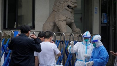 中国上海民众于周日，在城市仍封锁的情况下接受核酸检测。（图取自路透社）