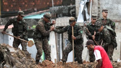 巴西伯南布哥州首府累西腓因连日暴雨发生山体滑坡，陆军人员当地时间周日在房屋倒塌的现场救援。（图取自路透社）