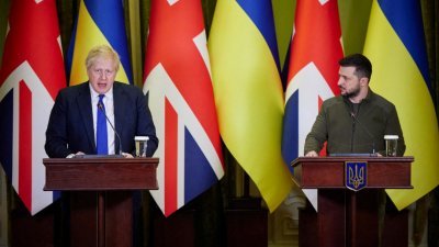 英国首相约翰逊（左）4月9日突然到访基辅，与乌克兰总统泽连斯基会谈后，共同举行新闻发布会。（图取自路透社）