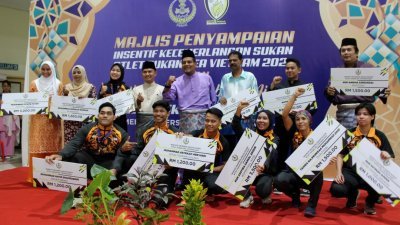 霹雳国家体育理事会玛斯兰（站排左4）及凯鲁沙里尔颁发奖励金模拟支票予获奖12名健儿和代表。