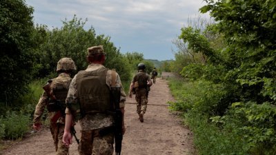 在乌克兰顿涅茨克地区，随著俄罗斯加强对该地区的攻势，乌克兰军人当地时间周日在前线附近巡逻。（图取自路透社）
