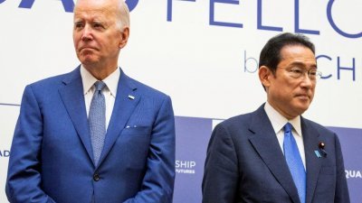 日本首相岸田文雄（右）与美国总统拜登一同参与四方安全会谈。（路透社档案照）