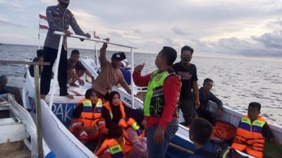 一艘载有42人的印尼渡轮在苏拉威西省附近倾覆后，救援队出动拯救幸存者。（图取自印尼Antara Foto/路透社）