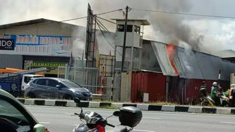 家具厂仓库发生火灾，所幸火势及时被扑灭。