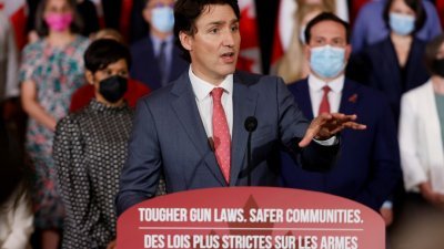 加拿大总理特鲁多当地时间周一，在新闻发布会上就枪支管制立法发表讲话。（图取自路透社）