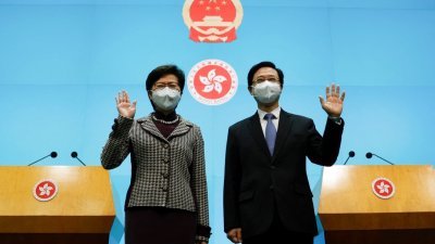 香港特首林郑月娥（左）与候任特首李家超本月9日一同出席记者会。（图取自路透社）
